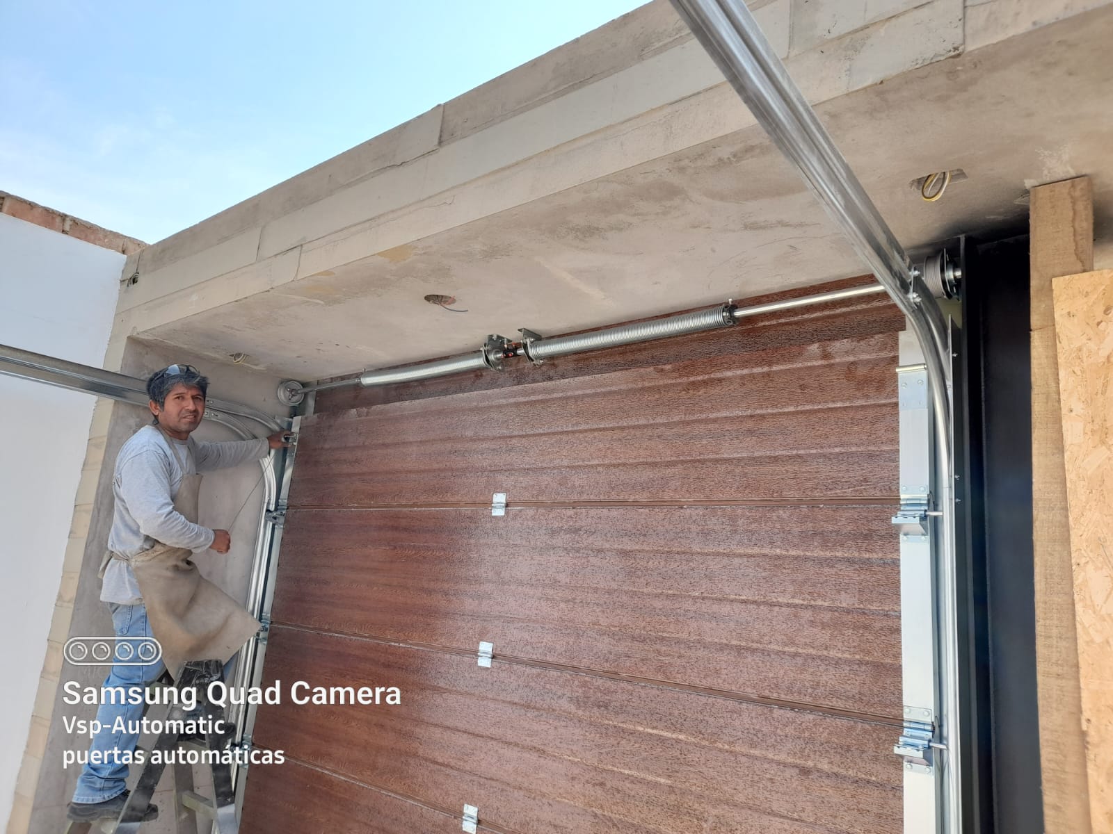 Instalación de resortes en puerta seccional